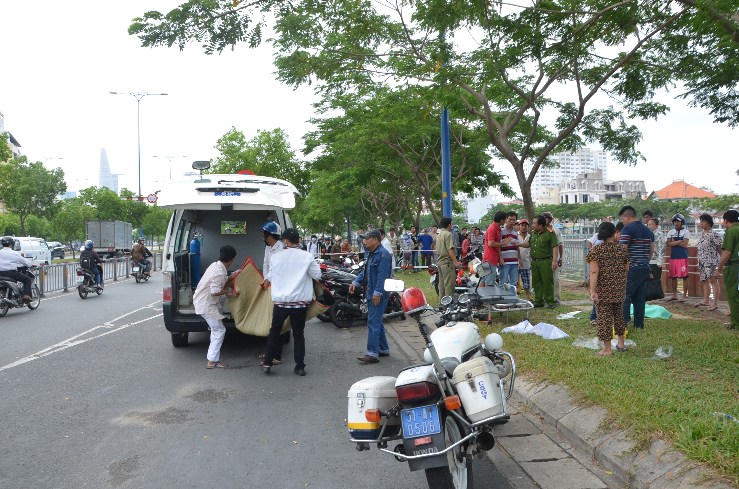 
Thi thể 2 nạn nhân được chuyển đi.
