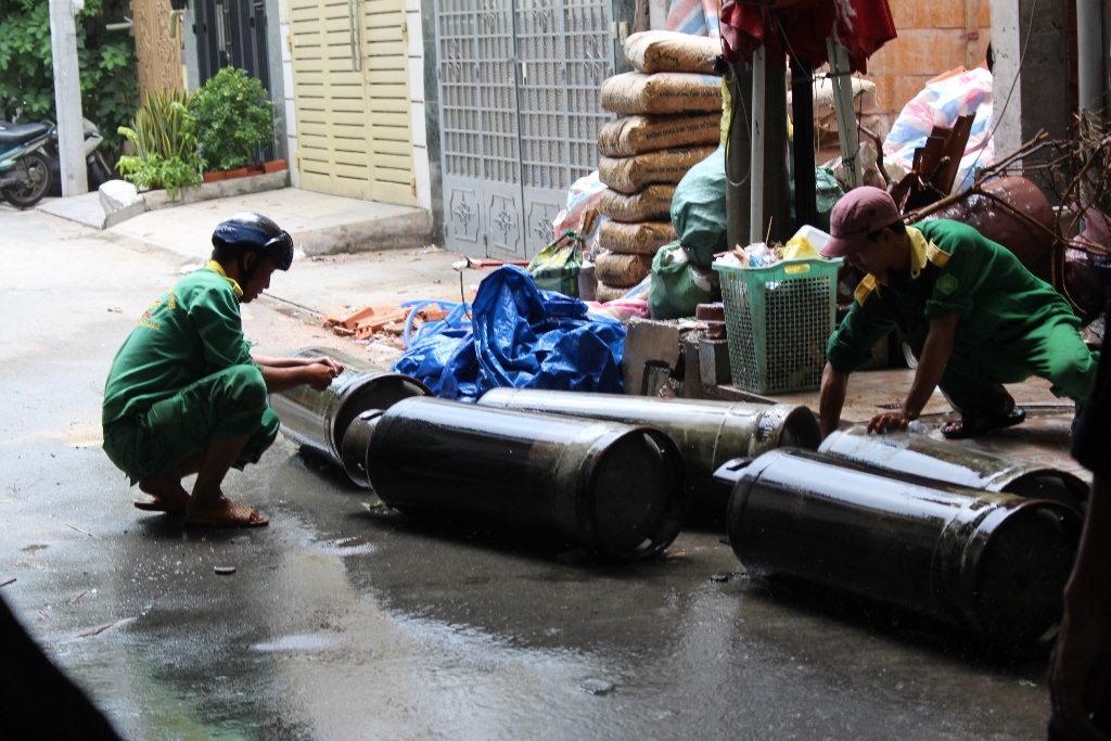 5 bình gas được đưa ra ngoài