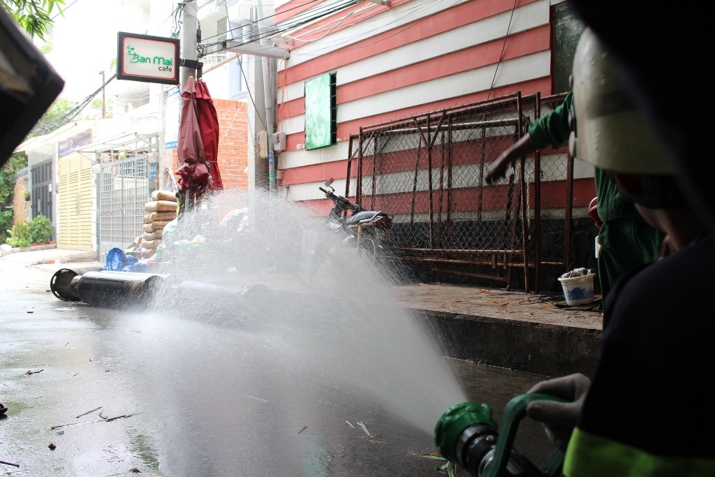 Lính cứu hỏa phun nước làm mát các bình gas