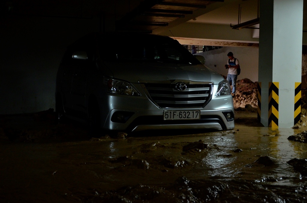 Xe ô tô bị bùn bủa vây