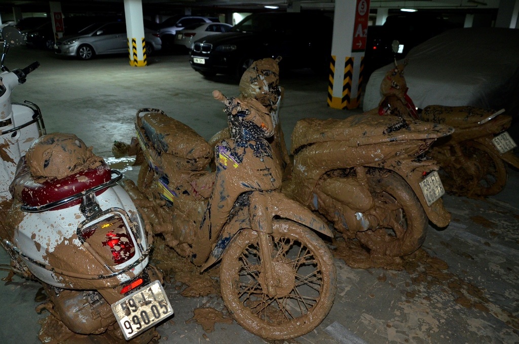 Nhiều xe máy bị bùn vùi lấp