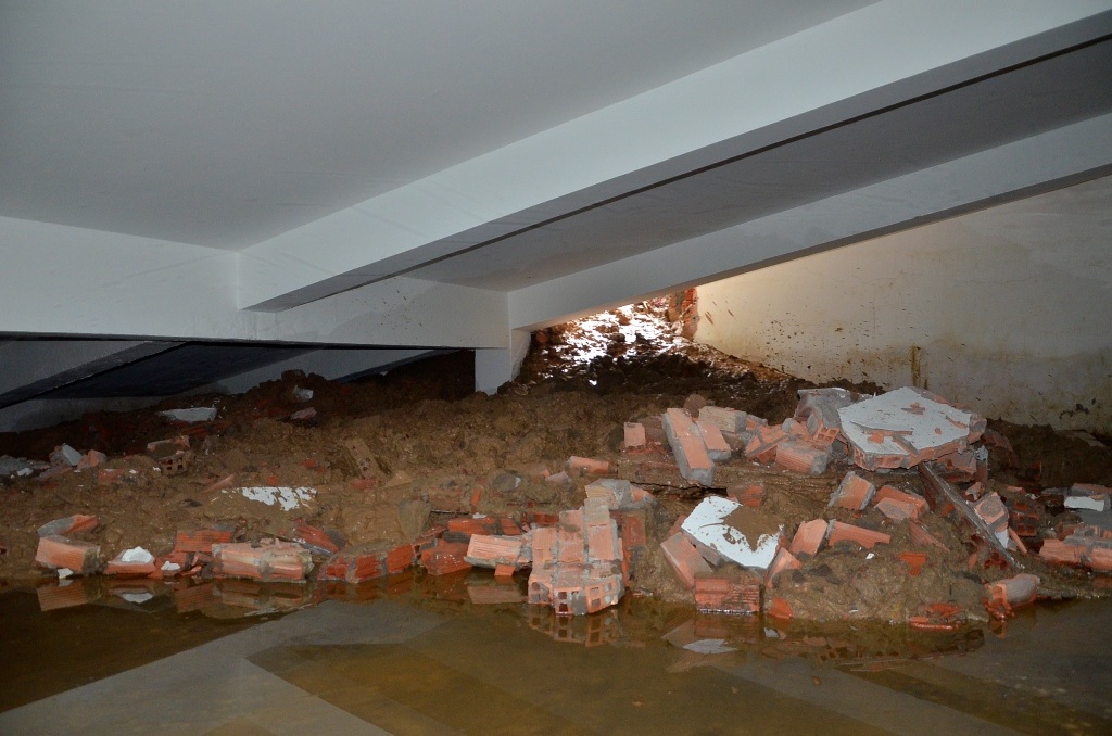 Gạch đá nằm ngổn ngang tại hiện trường