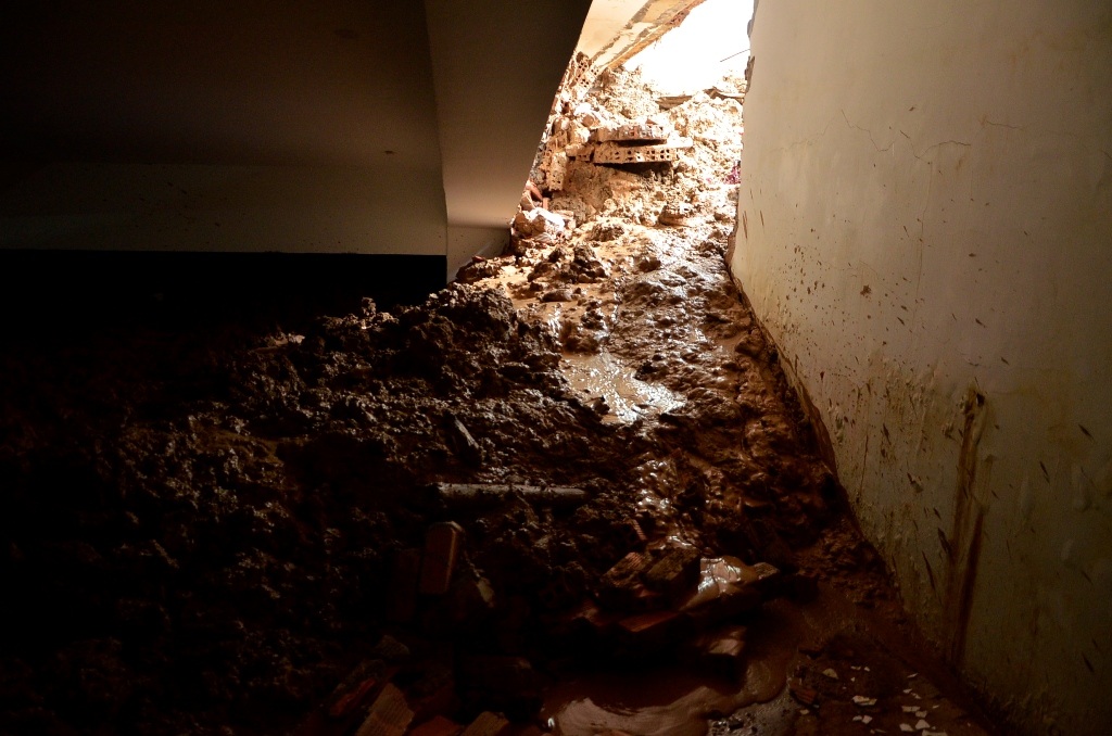 Bùn chảy lênh láng vào hầm chung cư Gia Việt