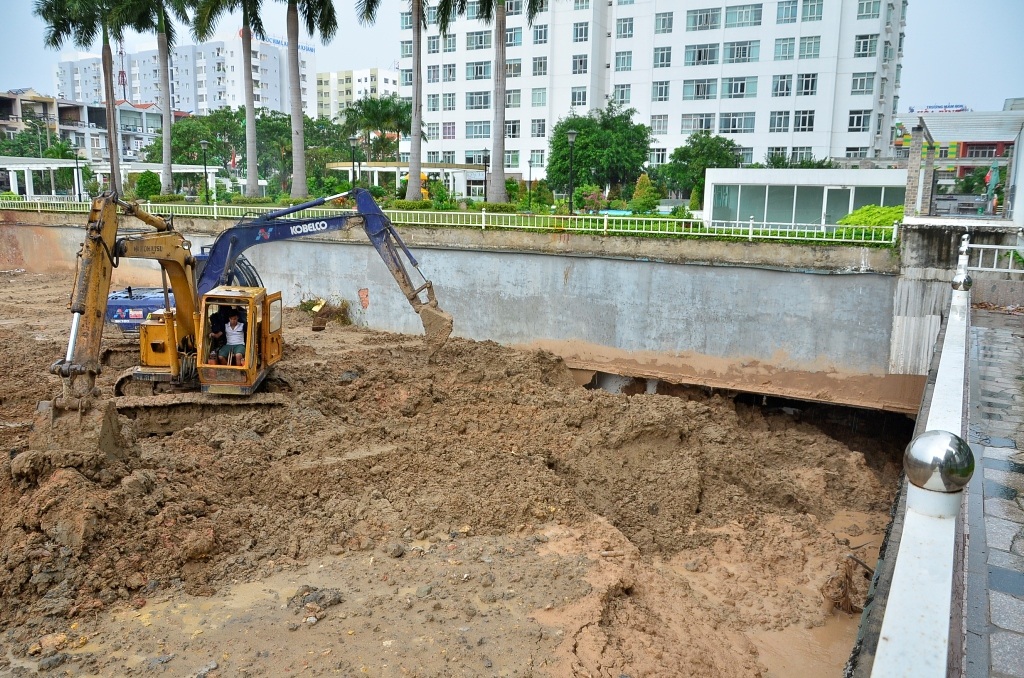 Vị trí công trình thi công sát bên gây vỡ tường hầm chung cư Gia Việt