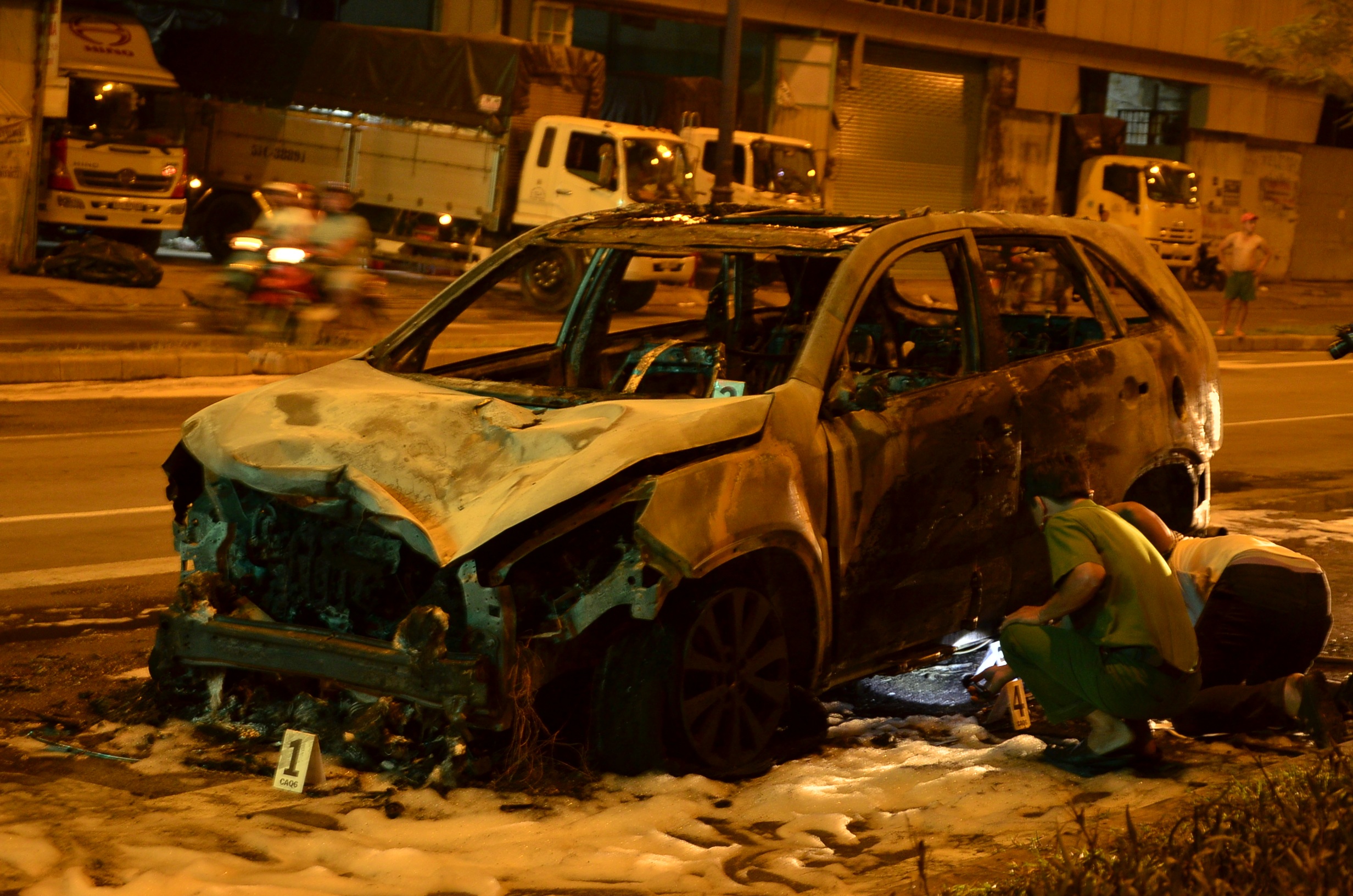 Công an khám nghiệm hiện trường vụ tai nạn