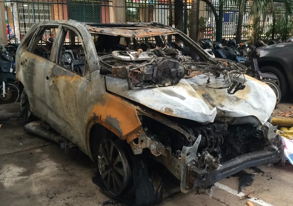 Chiếc ô tô và xe máy tại cơ quan công an