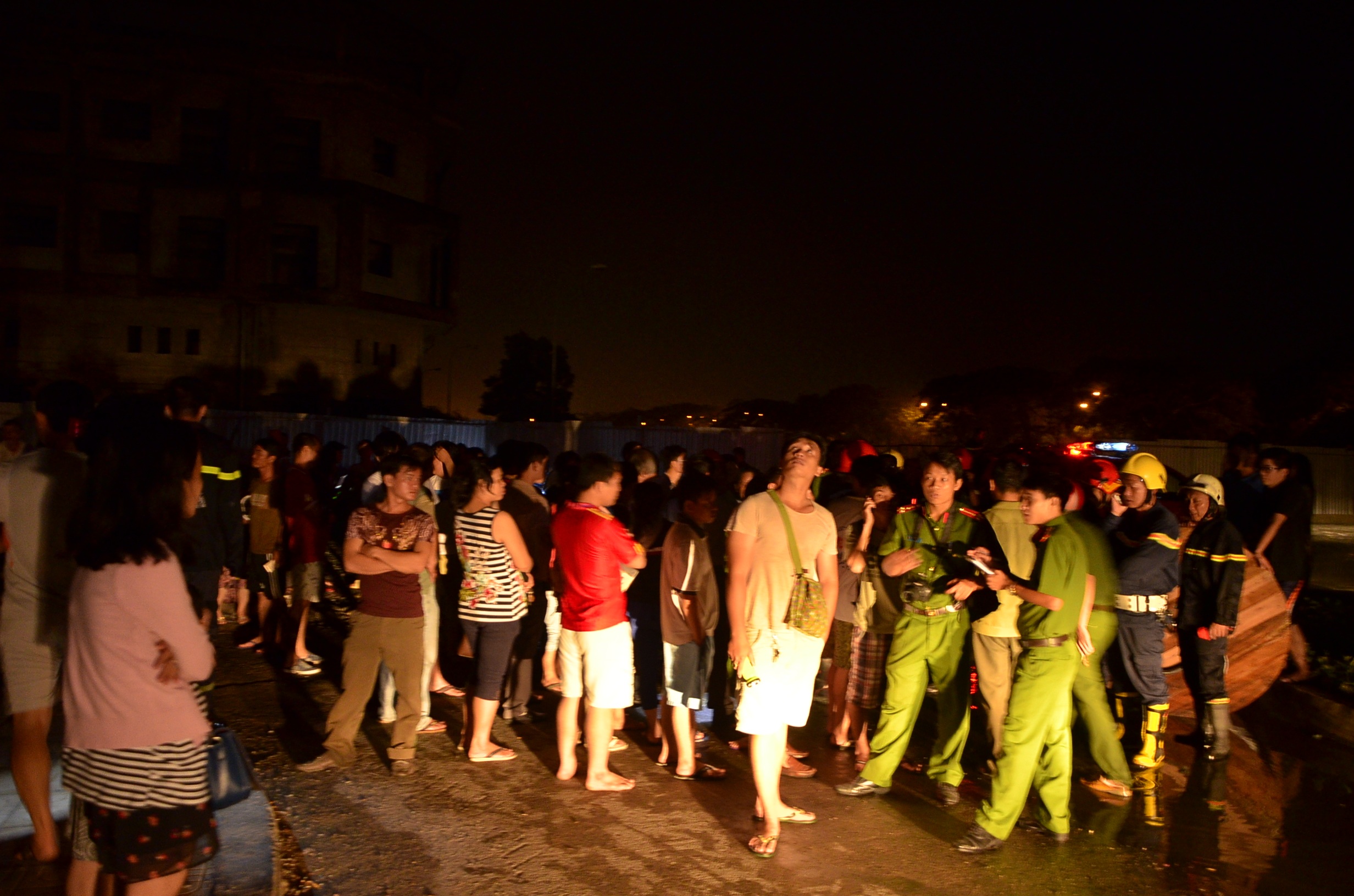 Hàng trăm người dân hoảng loạn tháo chạy xuống đất