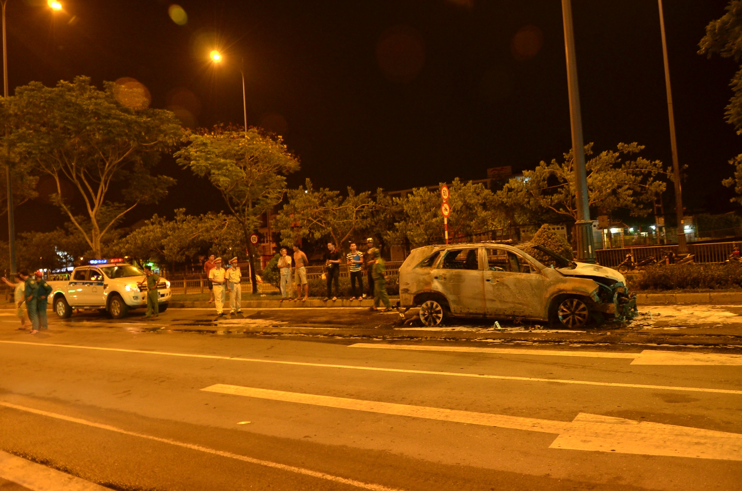 Công an khám nghiệm hiện trường vụ tai nạn nghiêm trọng