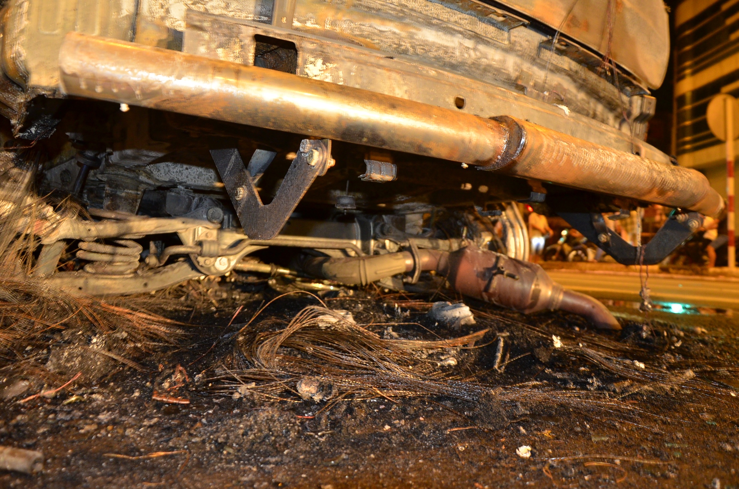 
Chiếc xe máy của nạn nhân dưới gầm ô tô.
