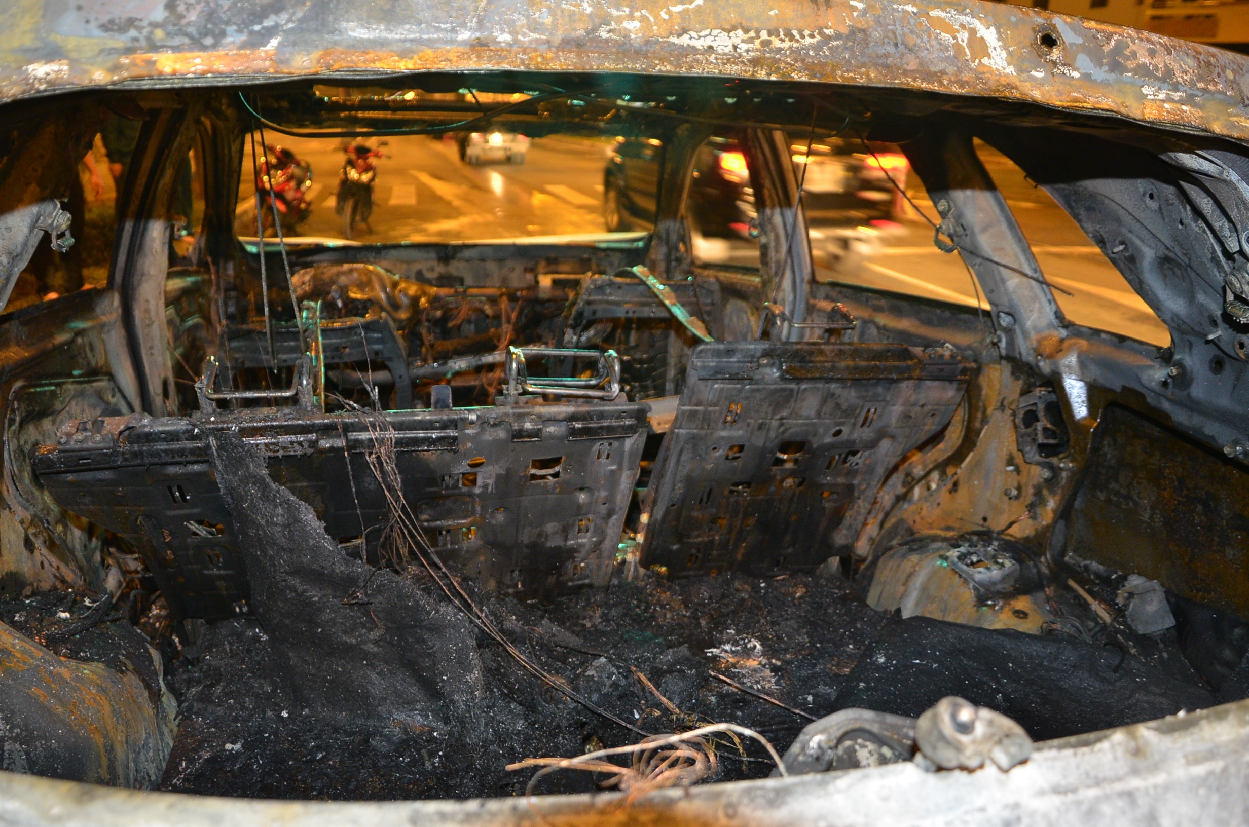 Chiếc ô tô cháy trơ khung tại hiện trường