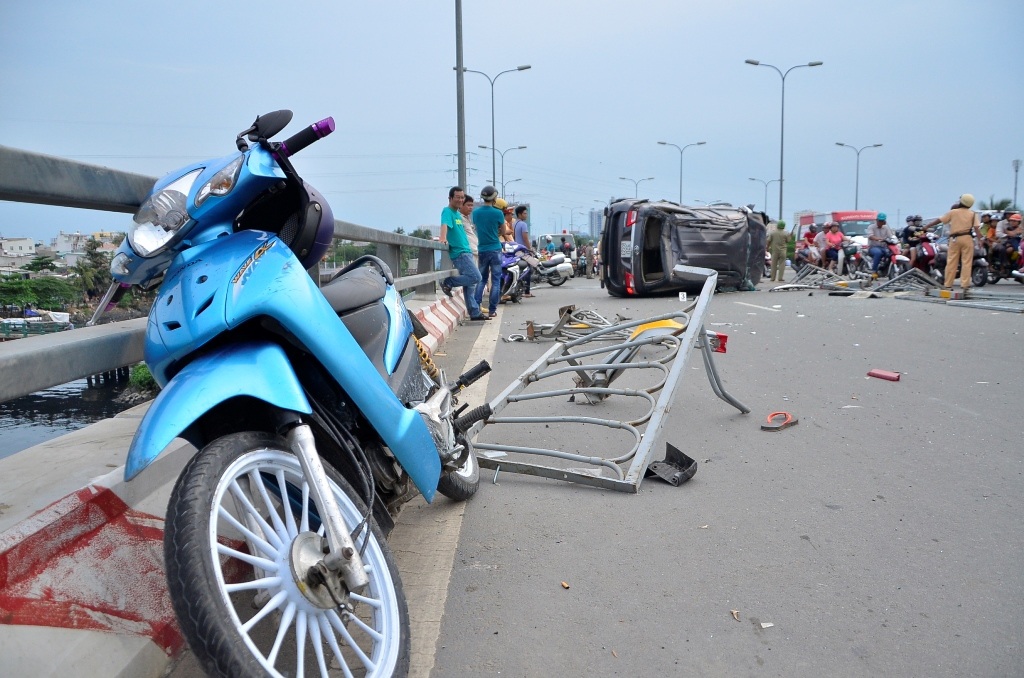 Chiếc xe máy của nạn nhân bị húc bay vào sát lan can cầu
