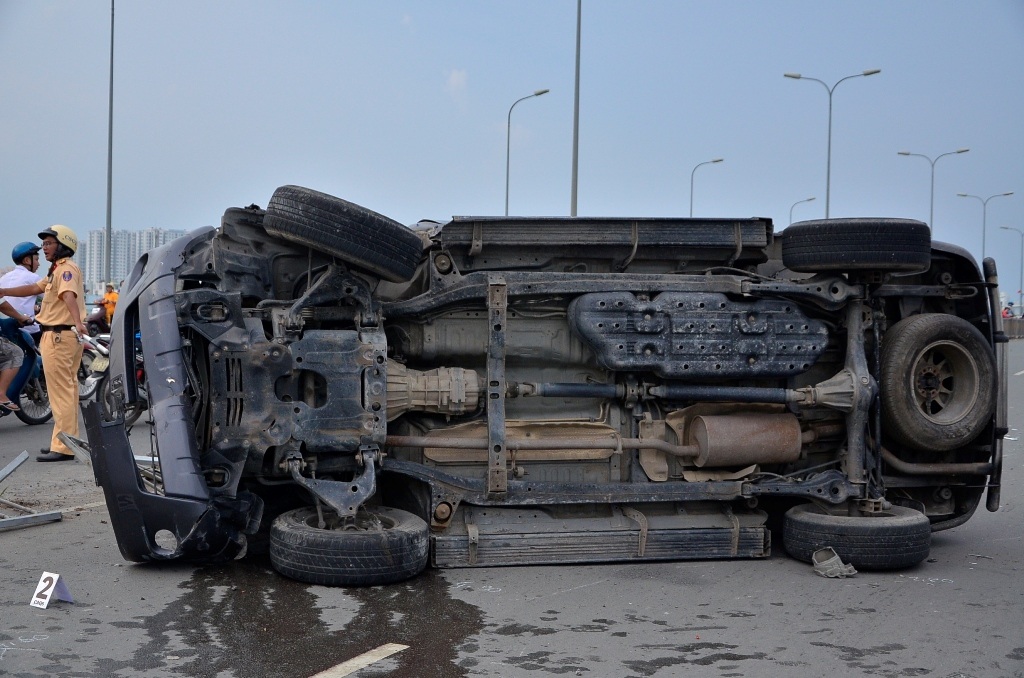 
Ôtô lật nghiêng sau tai nạn
