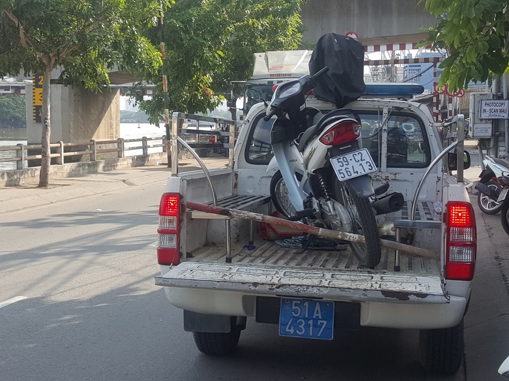 Nhóm đối tượng đâm chết 2 thanh niên ở Sài Gòn ra đầu thú - 2 Công an thu giữ chiếc xe máy của nạn nhân