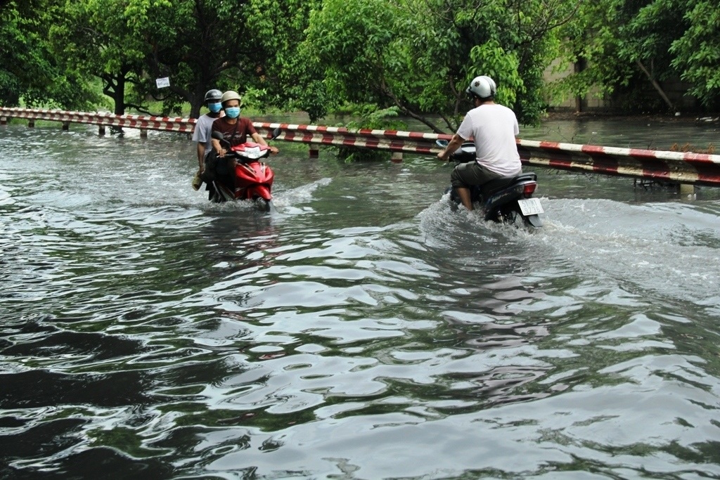 Nhiều khu vực ngập sâu đến nửa xe gắn máy