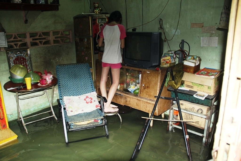 Nhiều nhà dân bị nước tràn vào gây hư hỏng đồ đạc