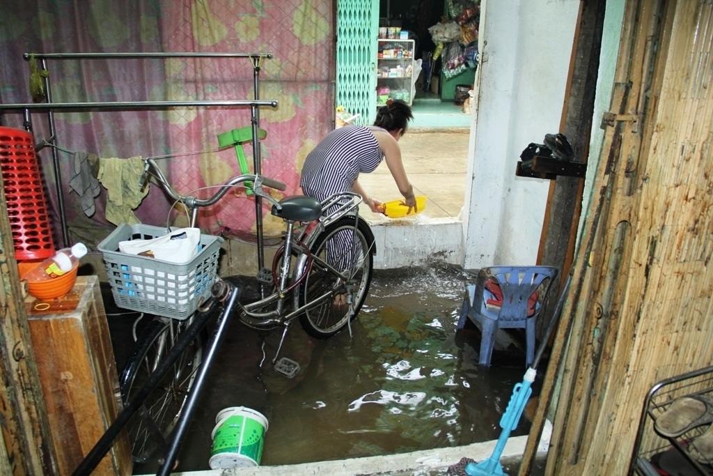 Người dân hì hục tát nước ra khỏi nhà