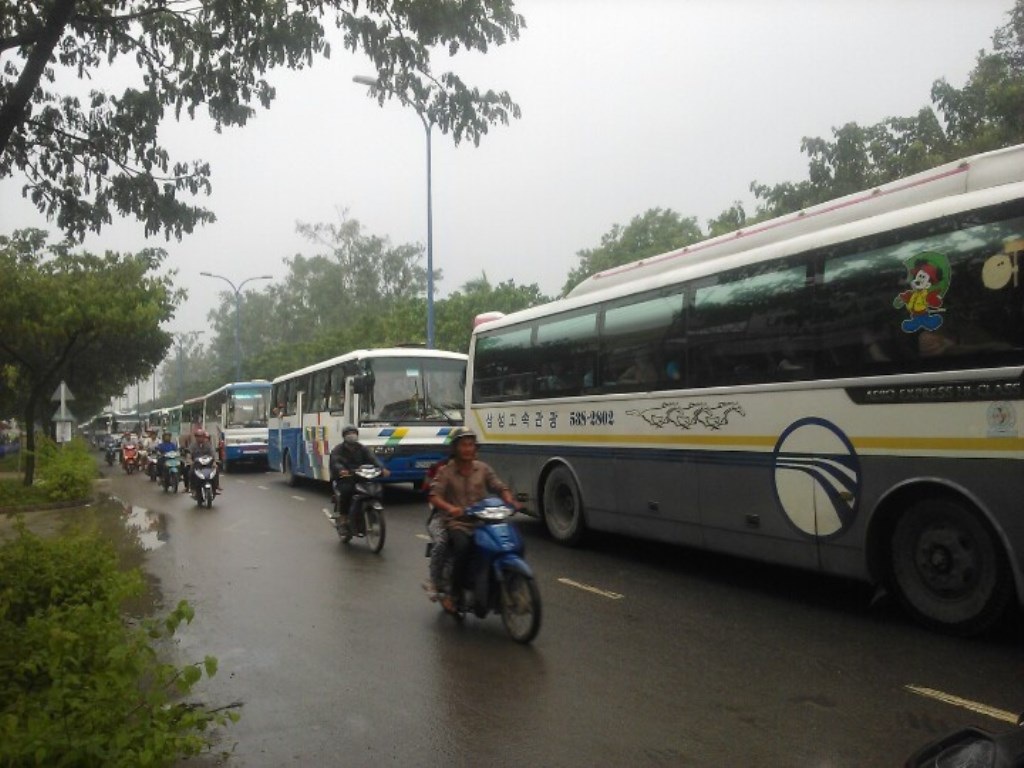 Ô tô tông 4 xe máy, 1 người tử vong - 3 Các phương tiện ùn ứ trên đường Trần Văn Giàu