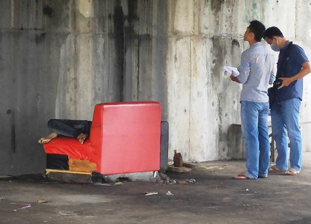 Nam thanh niên nằm chết dưới dạ cầu, miệng đầy máu - 1 Thanh niên nằm chết trên ghế sofa cũ dưới dạ cầu