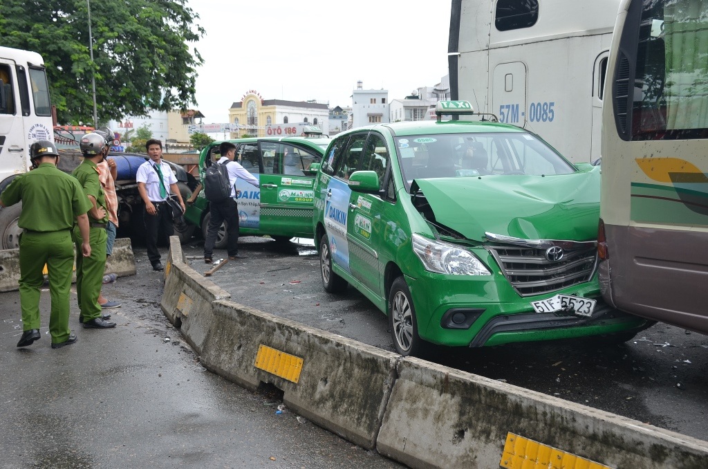 Hiện trường vụ va chạm giữa 5 xe