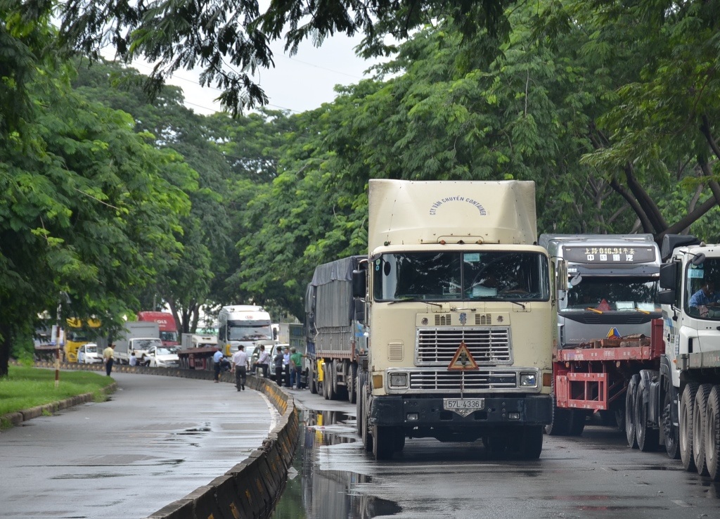 Hàng ngàn phương tiện đứng yên trên đại lộ Nguyễn Văn Linh