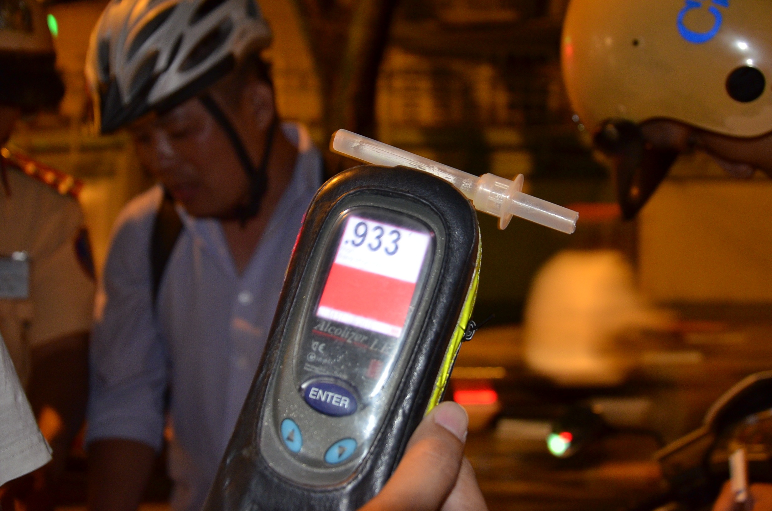 
Người đàn ông này lúc đầu không chịu hợp tác và luôn tìm cách né tránh, tuy nhiên khi CSGT cho biết sẽ lập biên bản lỗi không chấp hành với số tiền phạt rất nặng thì người này mới chịu thổi. Kết quả là 0,933 miligam/lít khí thở, cao hơn rất nhiều lần mức cho phép.
