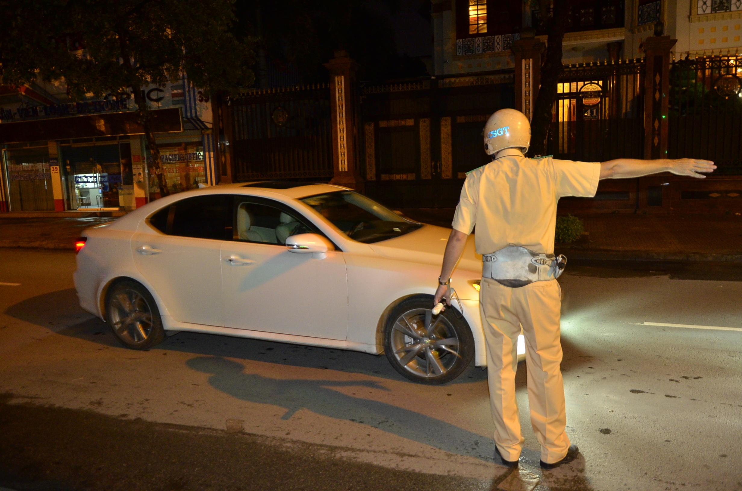 Nhiều lái xe ô tô cũng bị kiểm tra nồng độ cồn