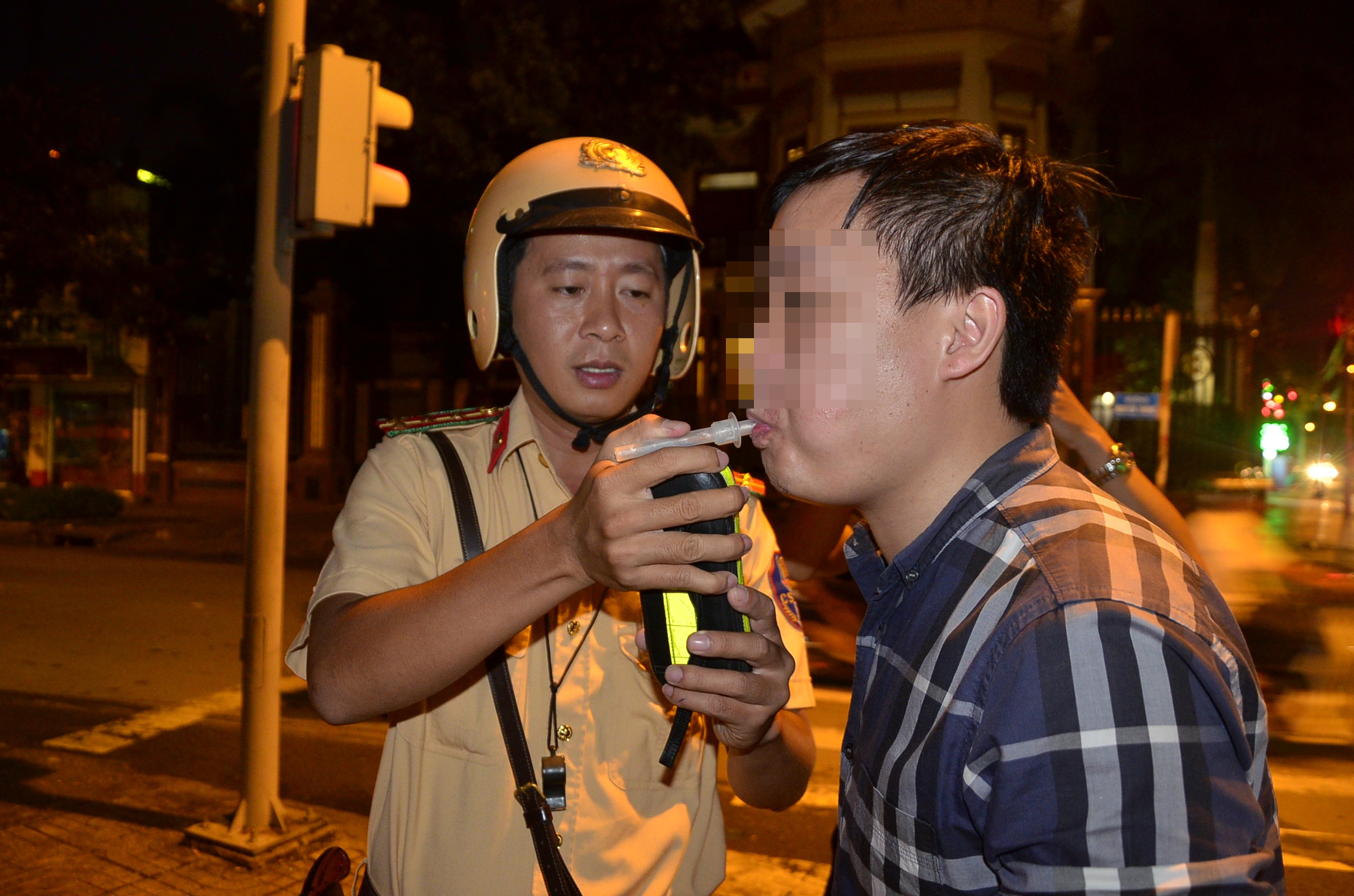 CSGT tiến hành kiểm tra nồng độ cồn của lái xe