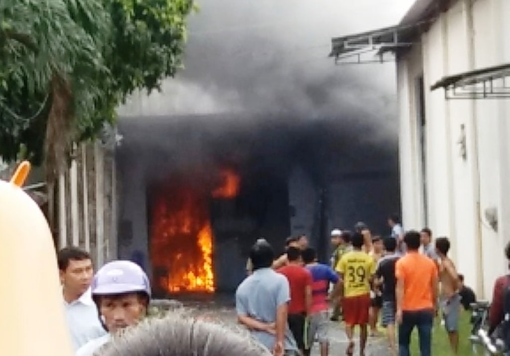 Khói lửa bùng lên phía trong nhà xưởng