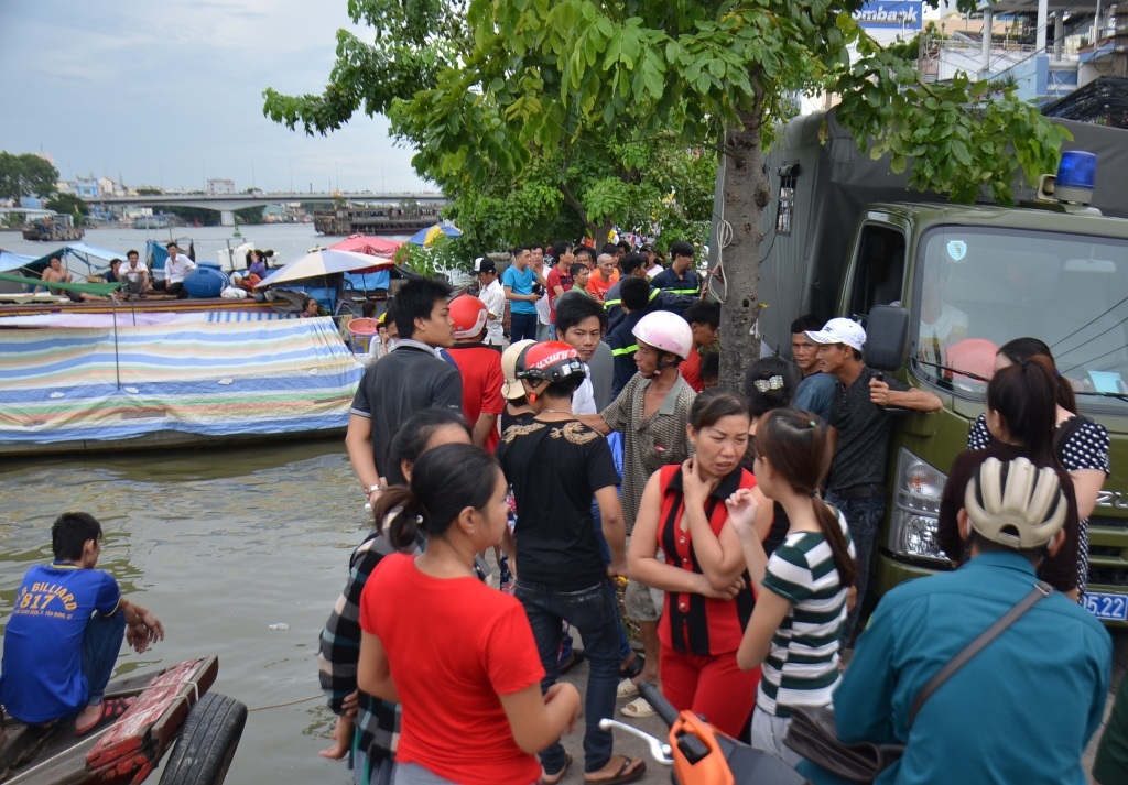 Người dân tụ tập xem lực lượng cứu hộ tìm kiếm thi thể nạn nhân