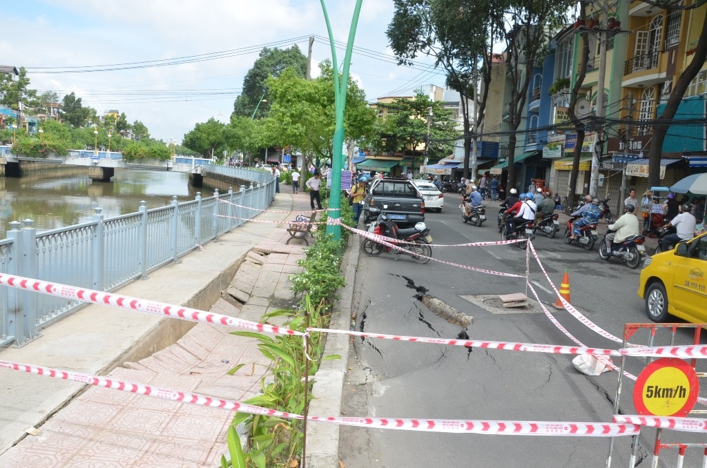 Điểm sụt lún ăn hết nửa đường Trường Sa