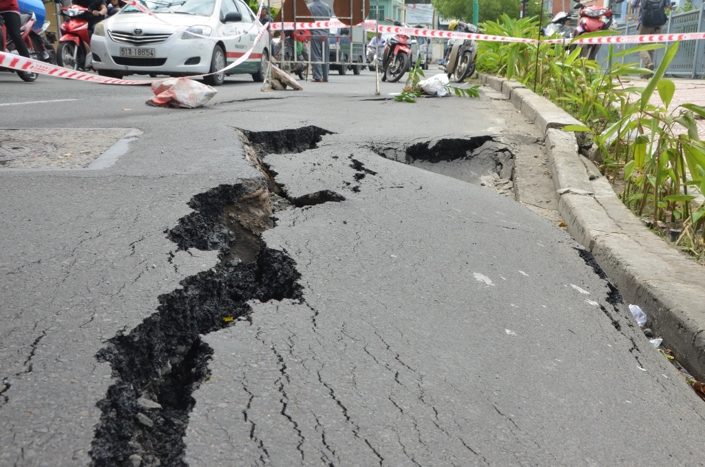 Vết nứt kéo dài trên đường