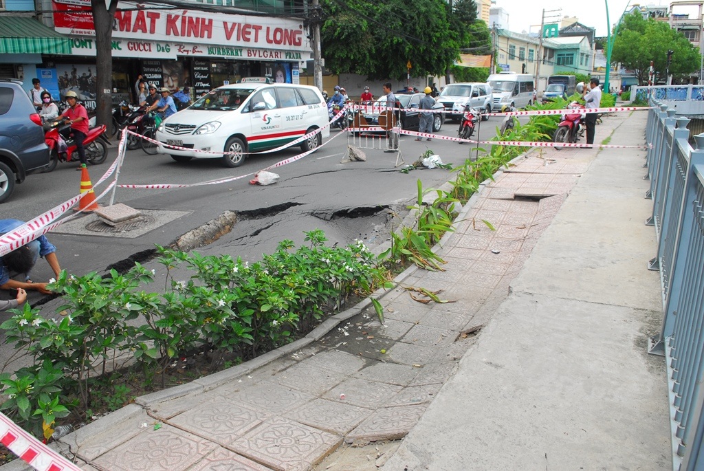 
Vết nứt, lún sáng qua (Thứ Năm, ngày 4/8)
