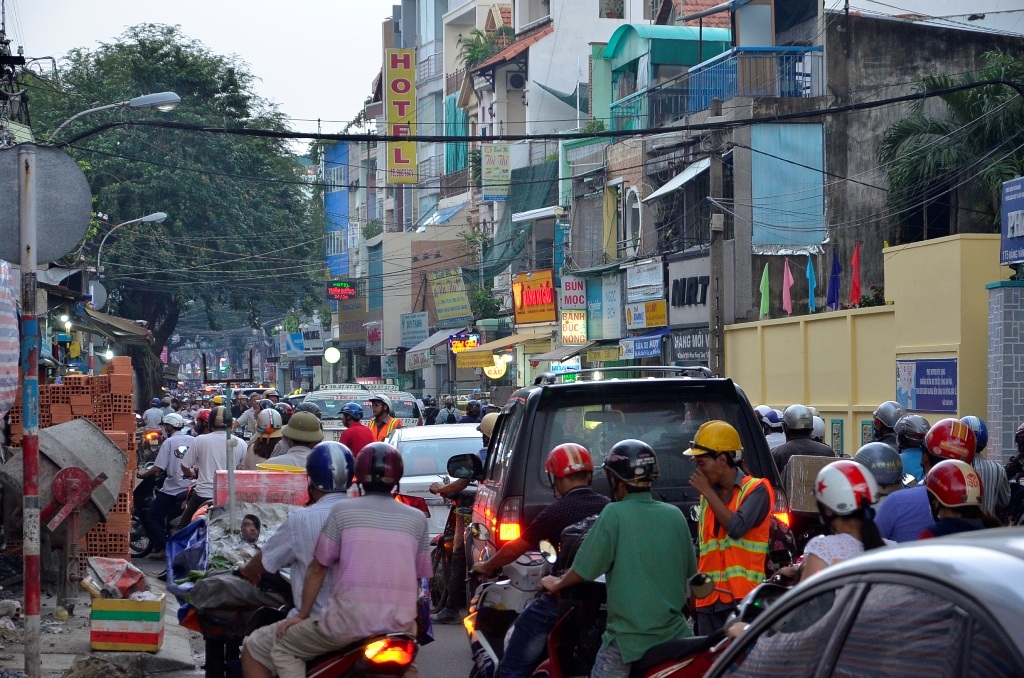 Các phương tiện ùn ứ trên đường Đặng Văn Ngữ