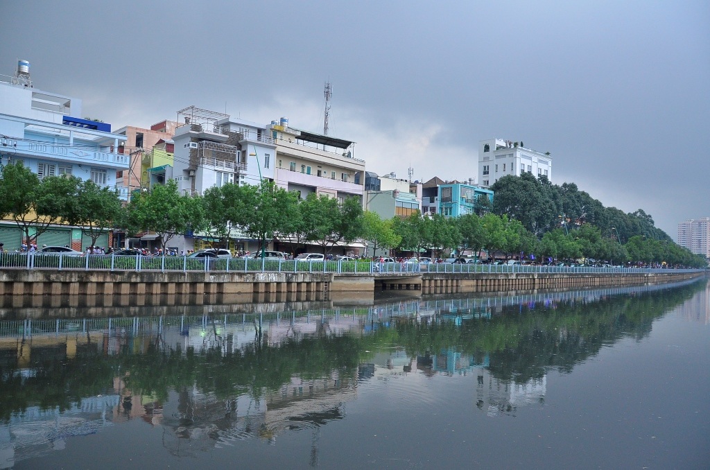 
Dòng ôtô xếp hàng dài trên đường Trường Sa
