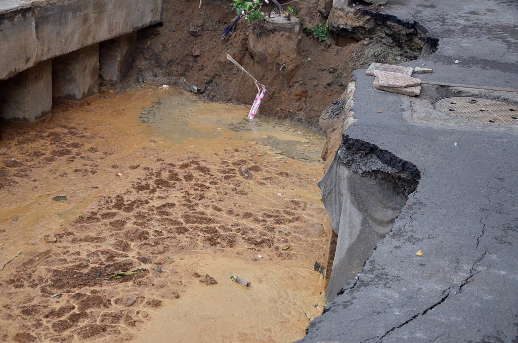 Xung quanh hố đang có dấu hiệu tiếp tục sụt lún