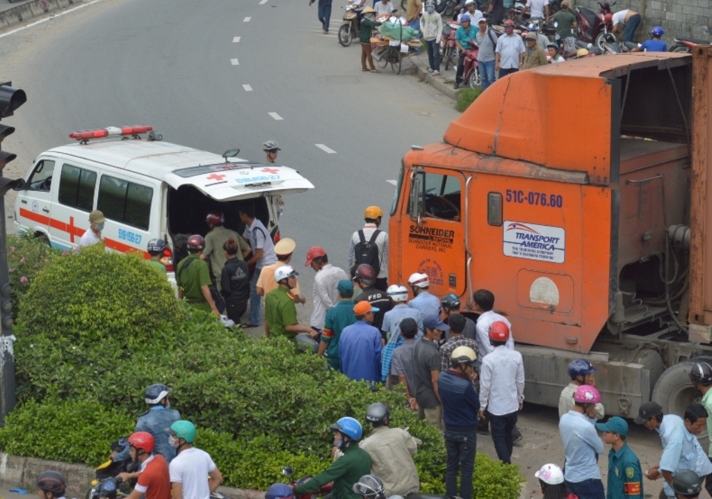 Thi thể nạn nhân được chuyển đi