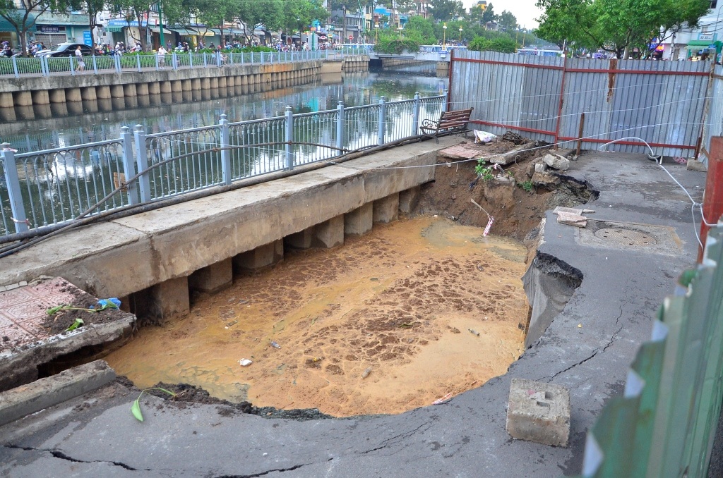 Hố sâu chiều qua 5/8