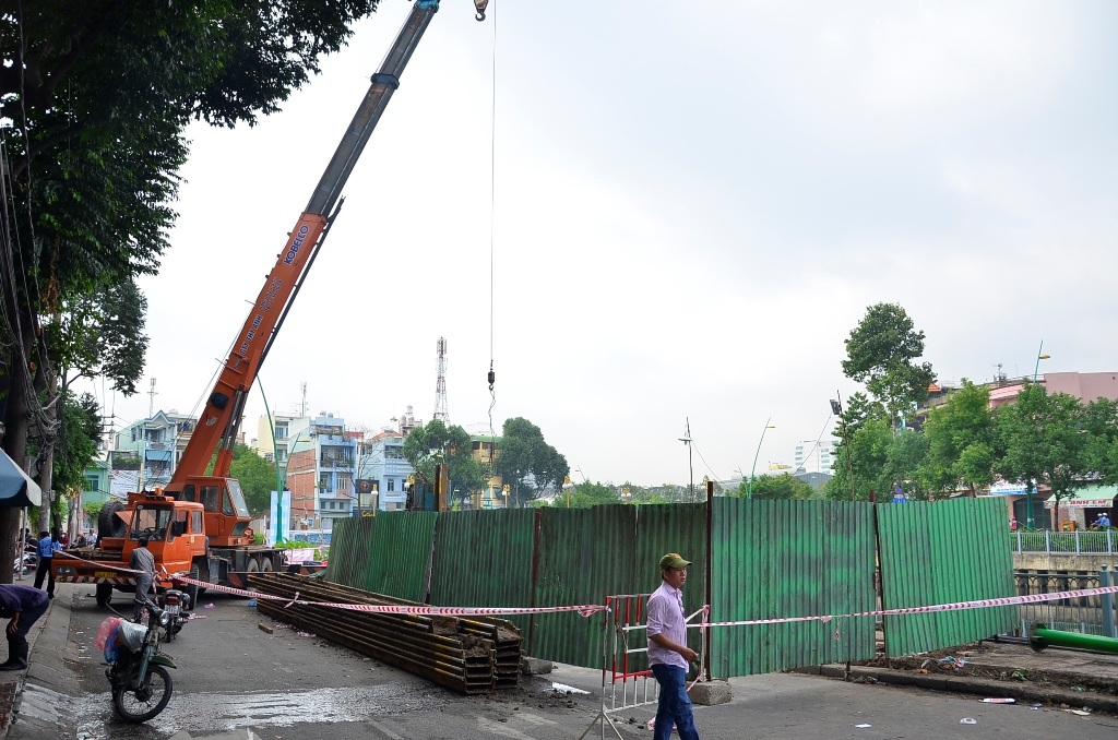 Máy móc được tập kết tại hiện trường để xử lý, khắc phục sự cố