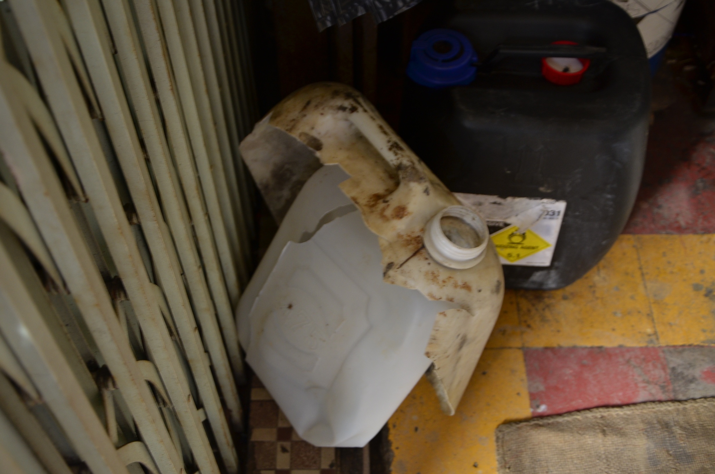 
Can nhựa hóa chất bị bể.
