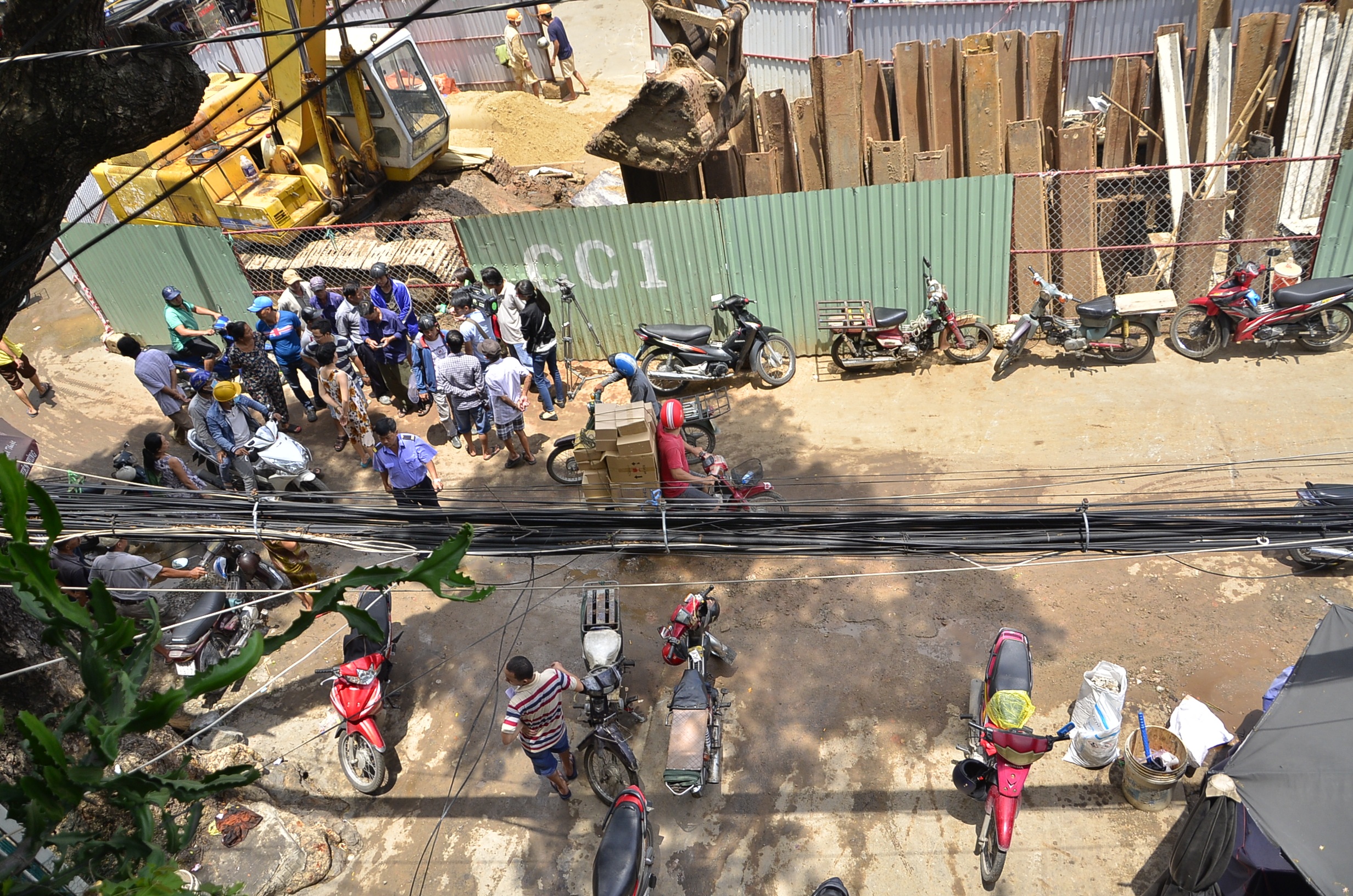 Hóa chất ngã bắn vào nhóm công nhân đang thi công công trình đối diện