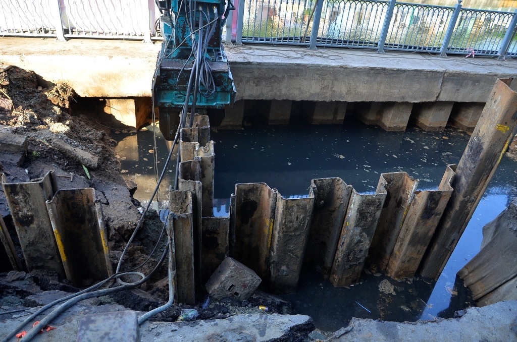 Việc đóng cừ quanh hố để hạn chế sạt lở đang được thực hiện