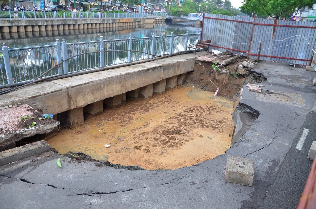 Hố tử thần lớn chưa từng có xuất hiện trên đường Trường Sa vào rạng sáng 4/8