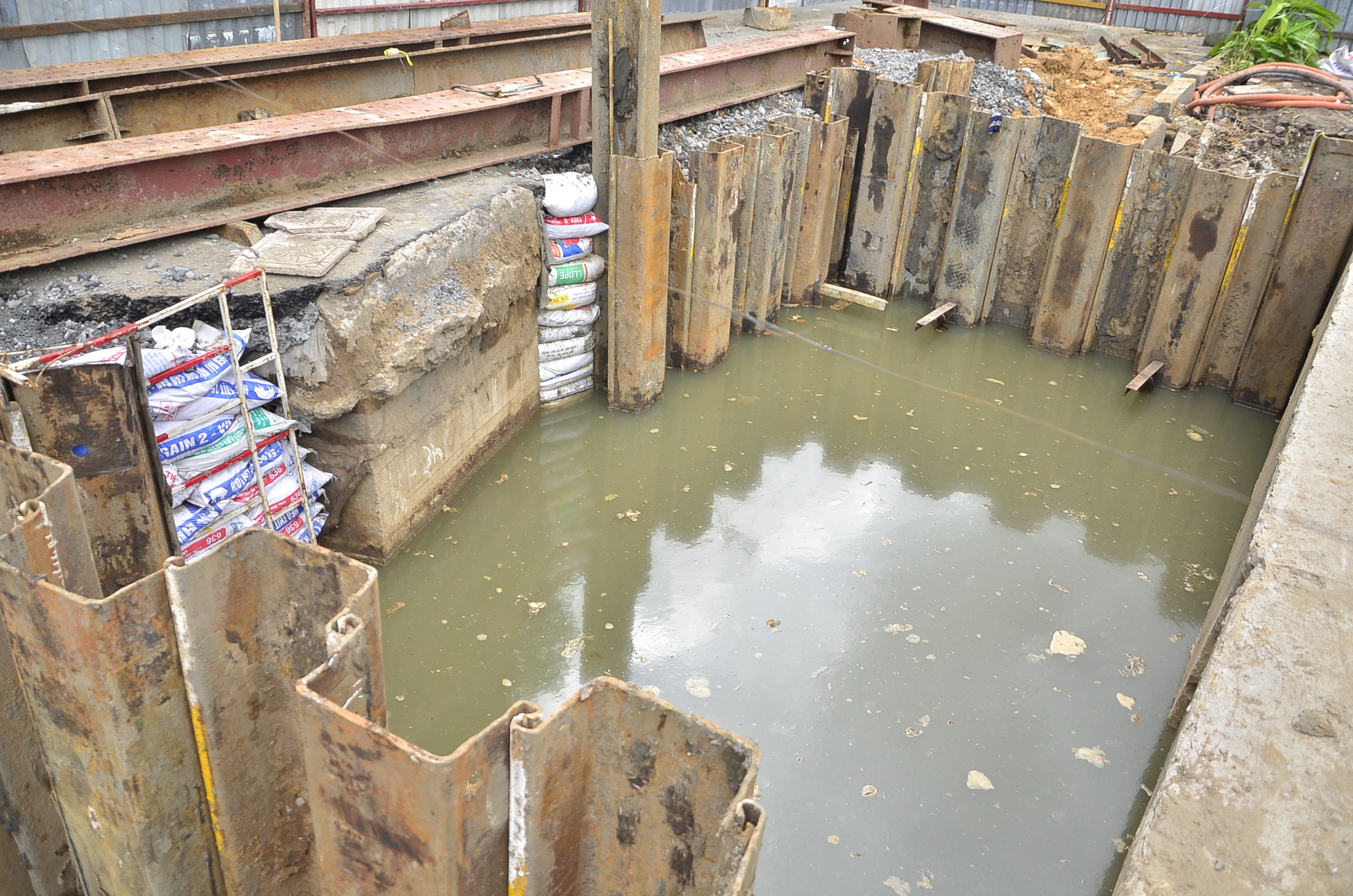 Hố tử thần đã được gia cố, hiện các công nhân đang chuẩn bị bơm nước ra ngoài