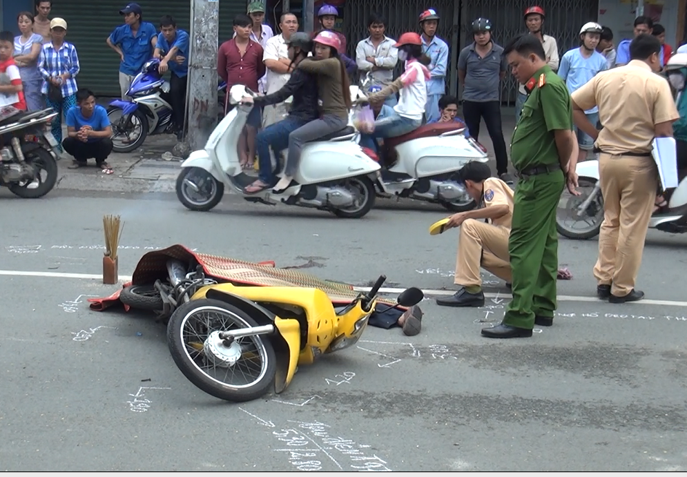 Lực lượng chức năng có mặt khám nghiệm hiện trường