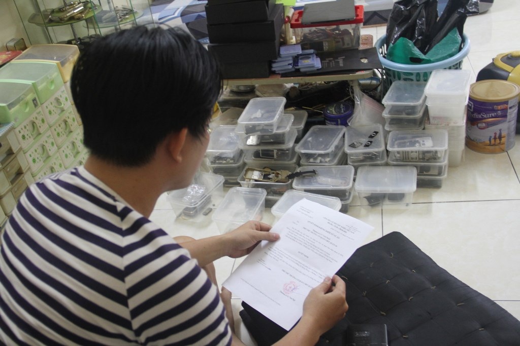 Anh Dương Trọng Tiến cầm trên tay quyết định không khởi tố vụ án hình sự