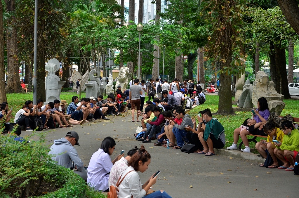 Hàng trăm bạn trẻ tập trung tại công viên Tao Đàn để săn Pokemon mỗi ngày