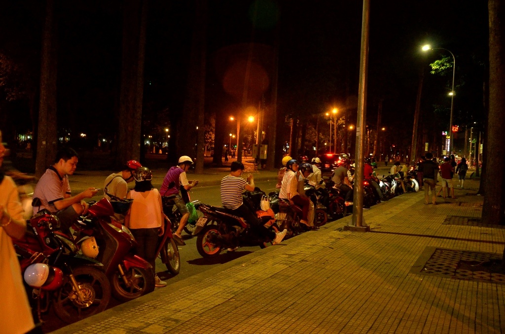 Hàng trăm người dừng xe dưới lòng đường để săn Pokemon gây ùn tắc và nguy cơ tai nạn giao thông