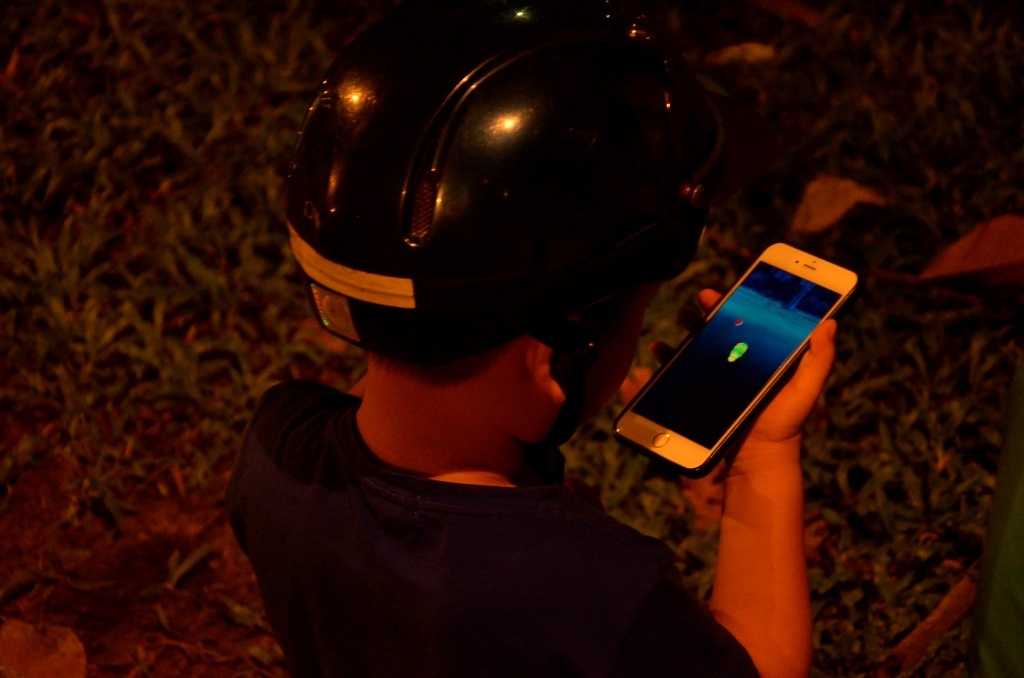 Bất kể người lớn, trẻ nhỏ đều dán mắt vào màn hình điện thoại để săn Pokemon