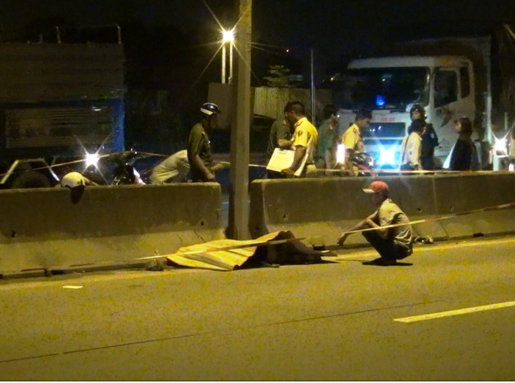 Xe máy đâm vào dải phân cách, 2 người chết - 1 Hiện trường vụ tai nạn