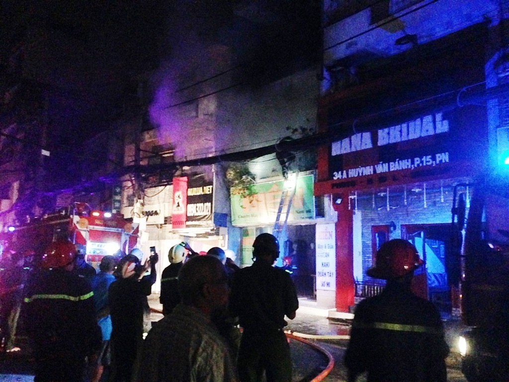 Khói bốc lên từ tầng 2 của ngôi nhà